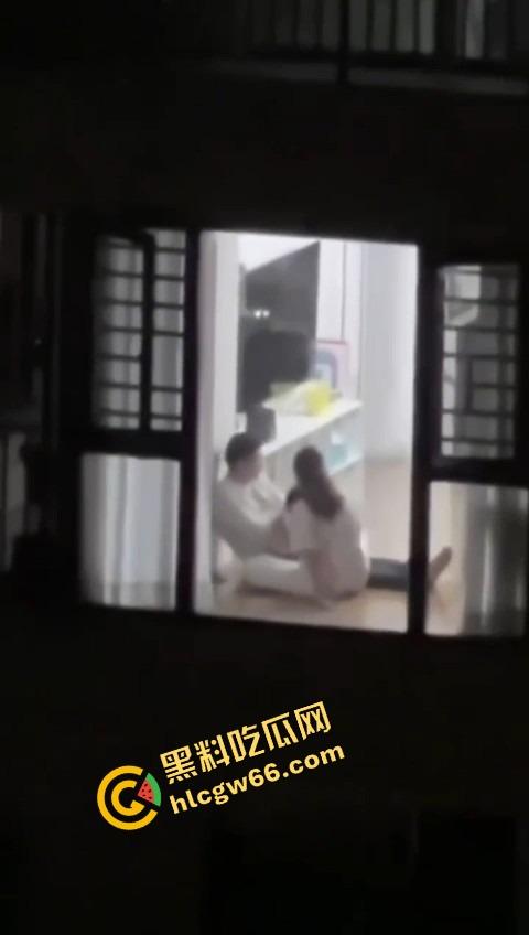 集美逆天操作,阳台晒鲍鱼不拉窗帘,白天晒鲍鱼,晚上老公就地现吃,主打一个鲜嫩刺激!