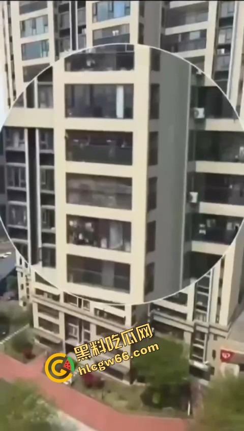 集美逆天操作,阳台晒鲍鱼不拉窗帘,白天晒鲍鱼,晚上老公就地现吃,主打一个鲜嫩刺激!