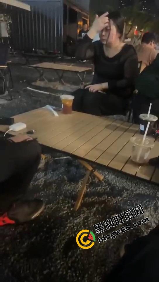 群友约炮翻车现场,照片是24岁学生妹,真人到场44岁乔碧落,哭着把炮日完谁让烧烤吃那么香?