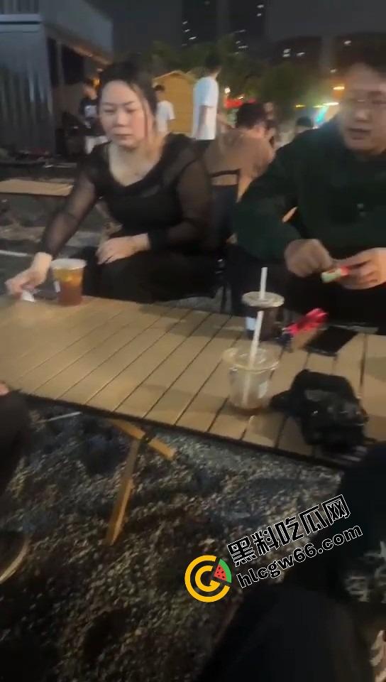 群友约炮翻车现场,照片是24岁学生妹,真人到场44岁乔碧落,哭着把炮日完谁让烧烤吃那么香?