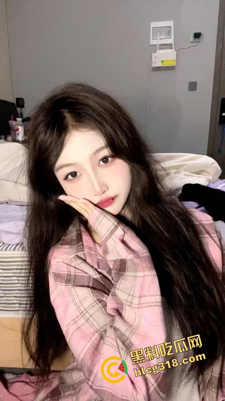 女友被操完回来复盘细节,当着闺蜜面喊爽,回来还细细讲给男友听,绿帽男听完差点哭着射了