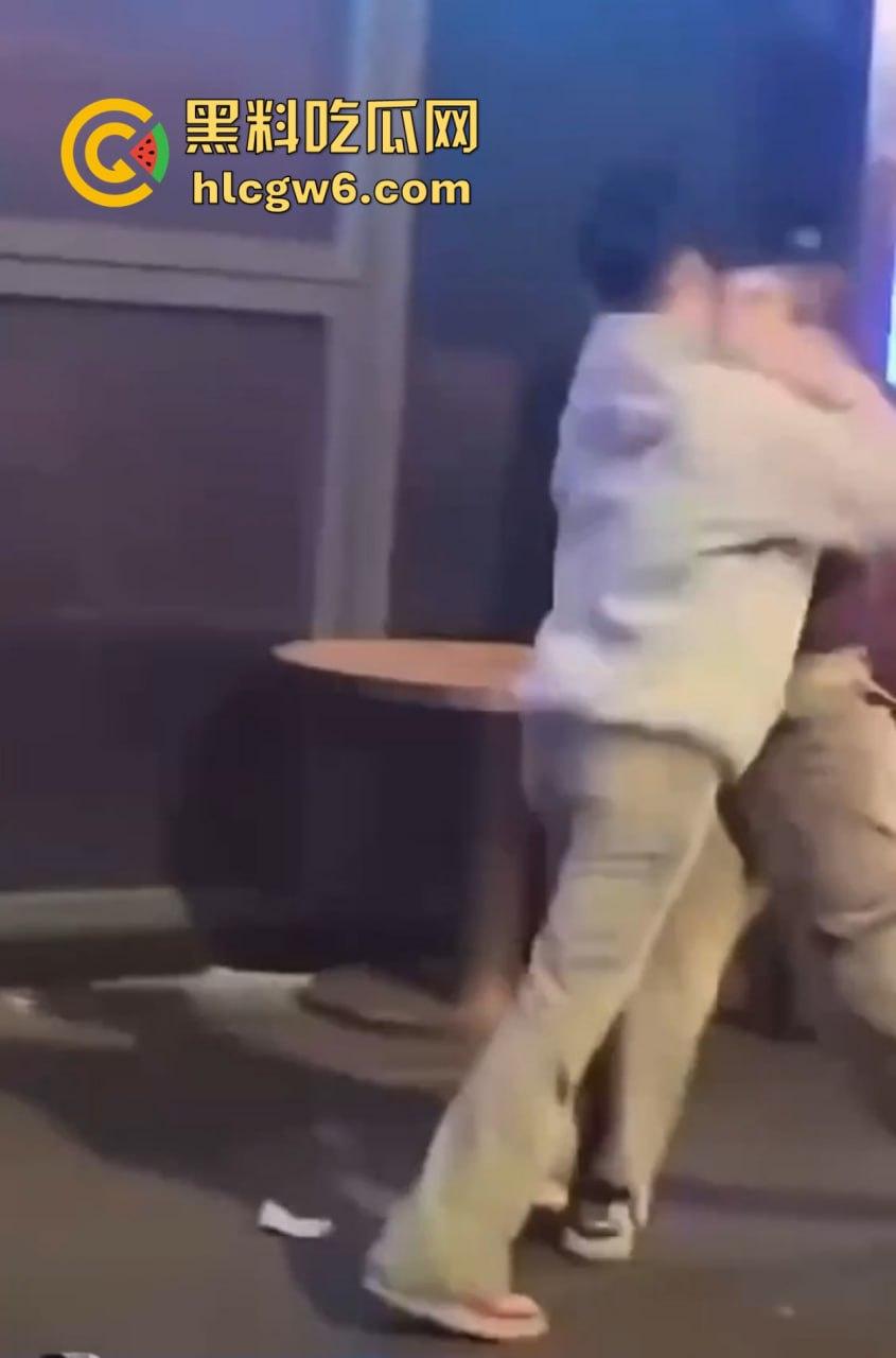 兰桂坊酒后大战，小伙醉酒直接上演抓奶神功龙爪手，妹子奶子被抓红怒而还手，两人街头扯头发打成一团！