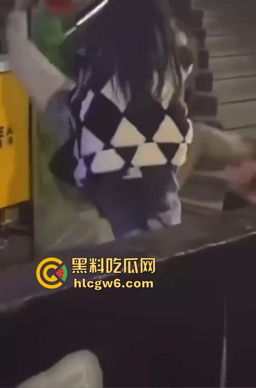 兰桂坊酒后大战,小伙醉酒直接上演抓奶神功龙爪手,妹子奶子被抓红怒而还手,两人街头扯头发打成一团!