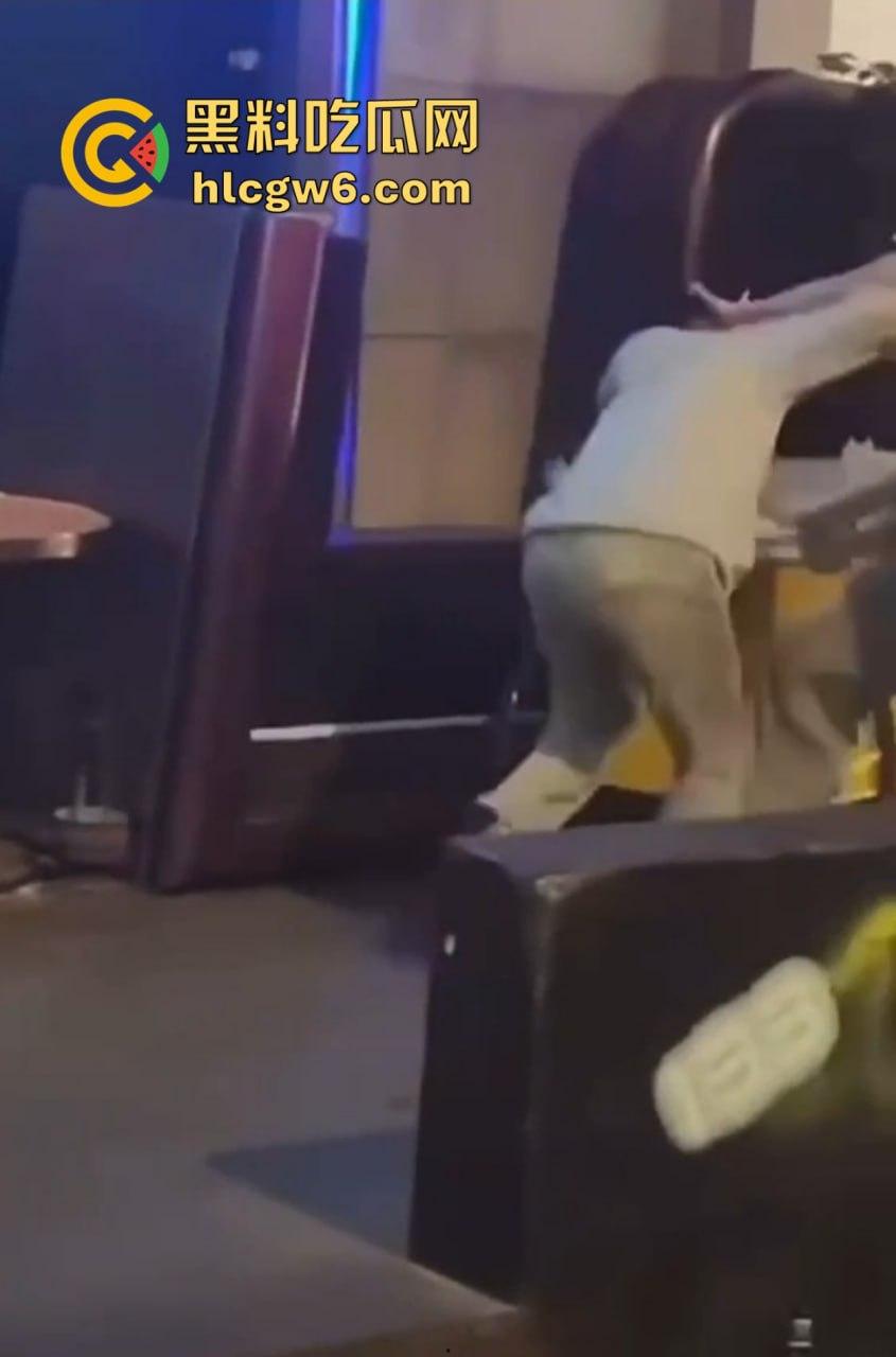 兰桂坊酒后大战,小伙醉酒直接上演抓奶神功龙爪手,妹子奶子被抓红怒而还手,两人街头扯头发打成一团!