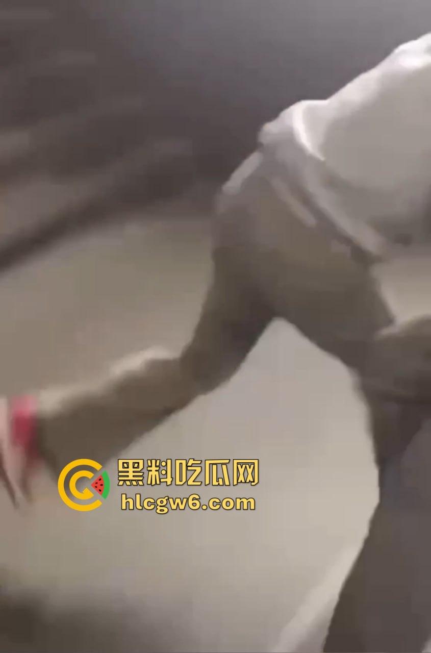 兰桂坊酒后大战,小伙醉酒直接上演抓奶神功龙爪手,妹子奶子被抓红怒而还手,两人街头扯头发打成一团!