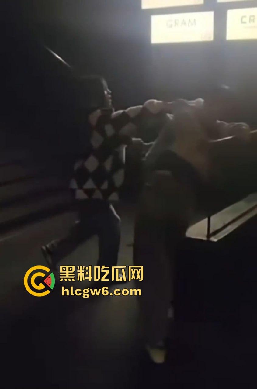 兰桂坊酒后大战,小伙醉酒直接上演抓奶神功龙爪手,妹子奶子被抓红怒而还手,两人街头扯头发打成一团!