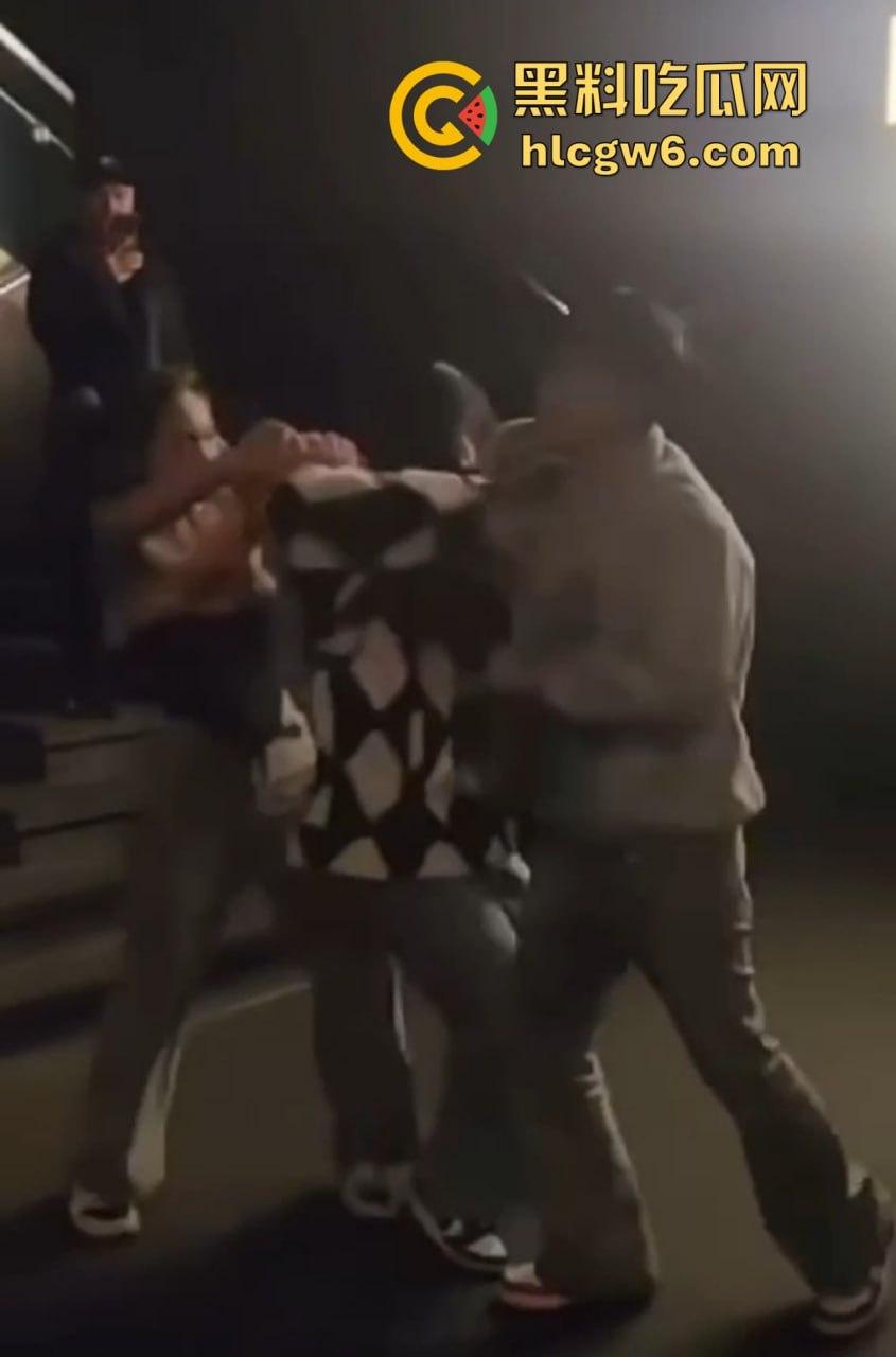 兰桂坊酒后大战,小伙醉酒直接上演抓奶神功龙爪手,妹子奶子被抓红怒而还手,两人街头扯头发打成一团!