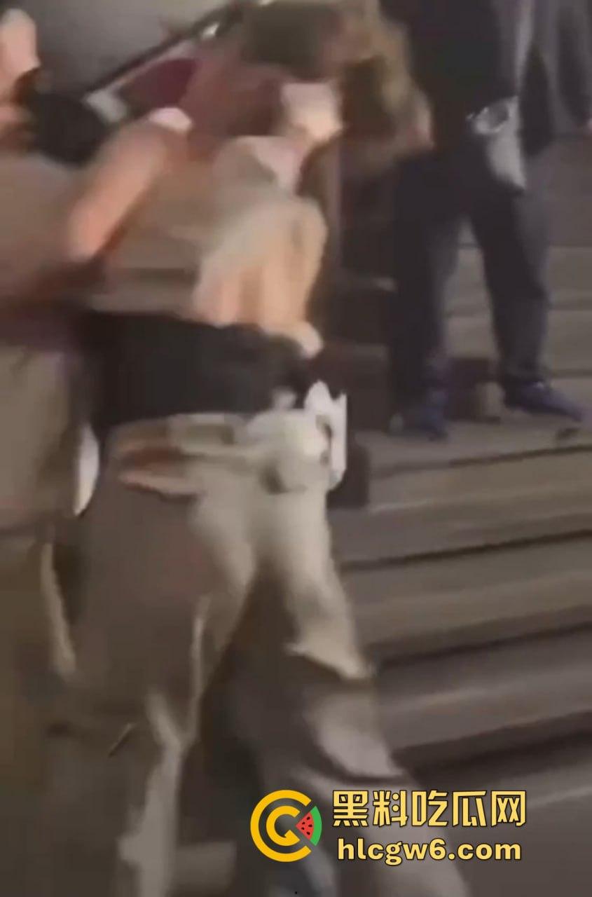 兰桂坊酒后大战,小伙醉酒直接上演抓奶神功龙爪手,妹子奶子被抓红怒而还手,两人街头扯头发打成一团!