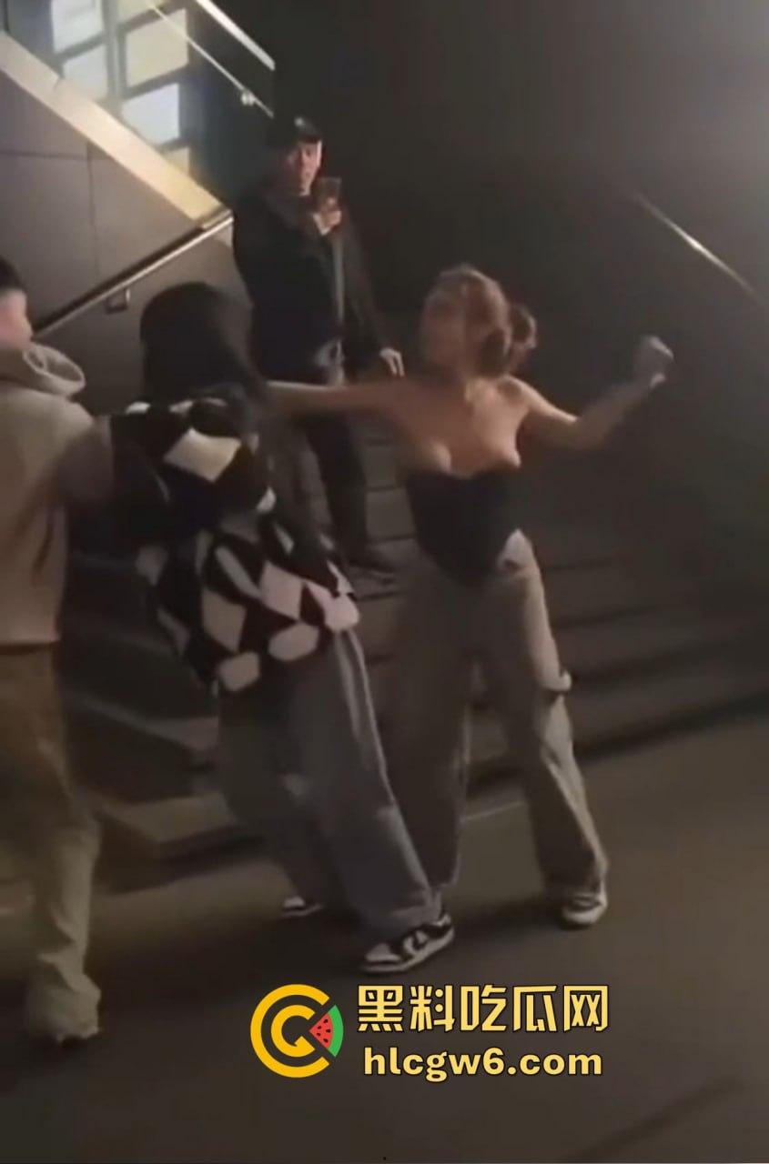 兰桂坊酒后大战,小伙醉酒直接上演抓奶神功龙爪手,妹子奶子被抓红怒而还手,两人街头扯头发打成一团!