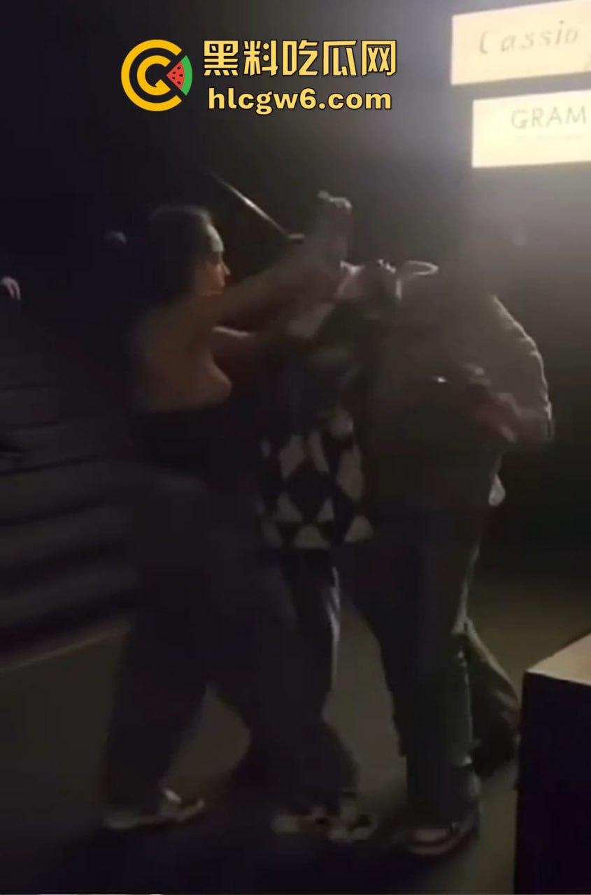 兰桂坊酒后大战,小伙醉酒直接上演抓奶神功龙爪手,妹子奶子被抓红怒而还手,两人街头扯头发打成一团!