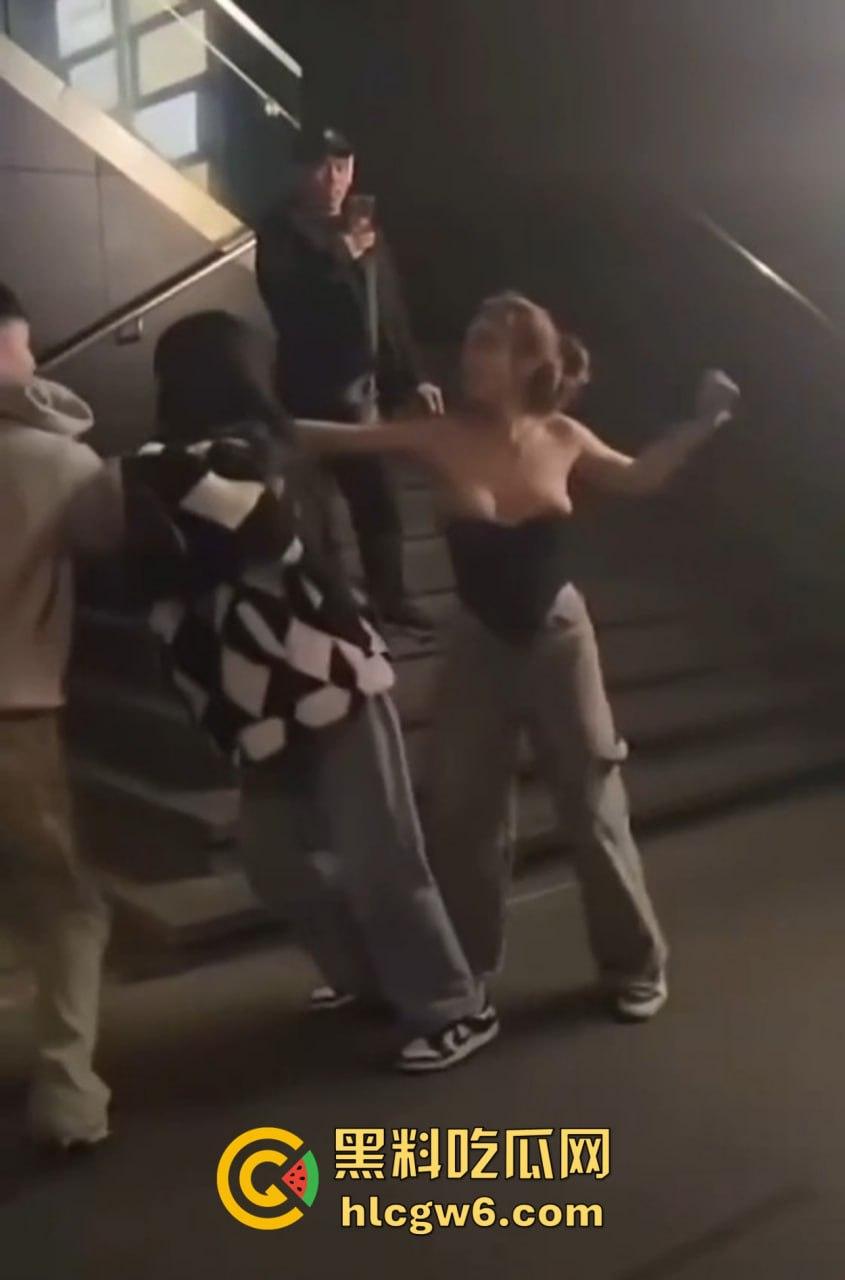 兰桂坊酒后大战,小伙醉酒直接上演抓奶神功龙爪手,妹子奶子被抓红怒而还手,两人街头扯头发打成一团!