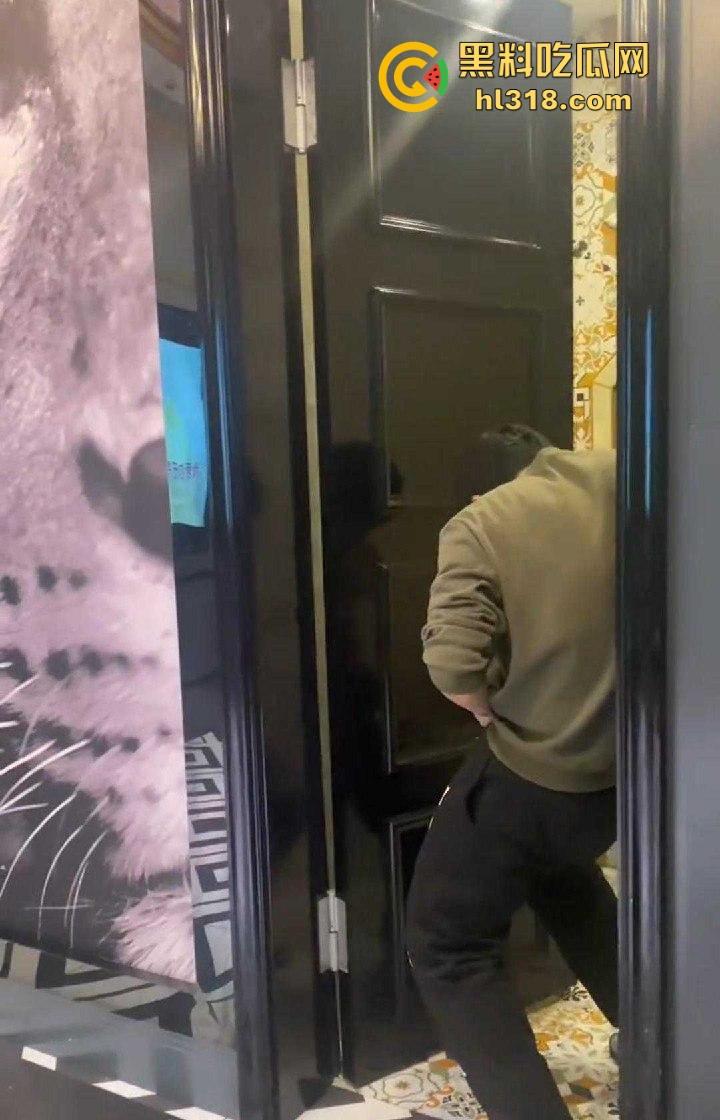 好兄弟老婆也一起分享，KTV厕所兄弟轮流玩巨乳老婆，洗手台掰开小骚逼，纯纯的厕所肉便器！