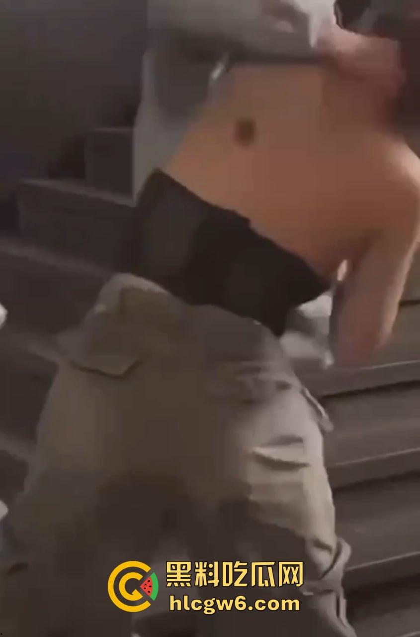 兰桂坊酒后大战,小伙醉酒直接上演抓奶神功龙爪手,妹子奶子被抓红怒而还手,两人街头扯头发打成一团!