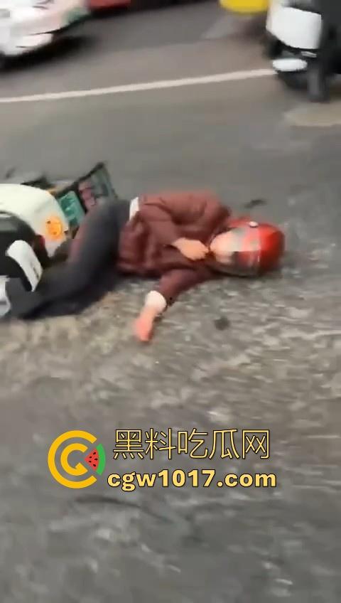 江苏南京中央门立交桥轿车猛冲入人行道，接连撞翻多辆电动自行车，多名行人受伤倒地昏迷，又是报复社会吗？