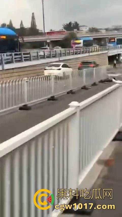 江苏南京中央门立交桥轿车猛冲入人行道,接连撞翻多辆电动自行车,多名行人受伤倒地昏迷,又是报复社会吗?