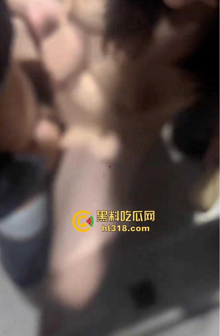 好兄弟老婆也一起分享,KTV厕所兄弟轮流玩巨乳老婆,洗手台掰开小骚逼,纯纯的厕所肉便器!