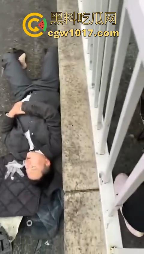 江苏南京中央门立交桥轿车猛冲入人行道,接连撞翻多辆电动自行车,多名行人受伤倒地昏迷,又是报复社会吗?