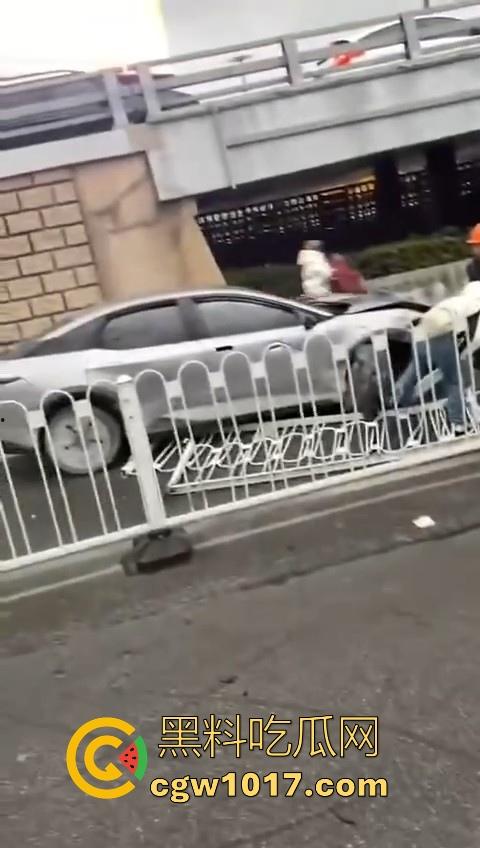 江苏南京中央门立交桥轿车猛冲入人行道,接连撞翻多辆电动自行车,多名行人受伤倒地昏迷,又是报复社会吗?