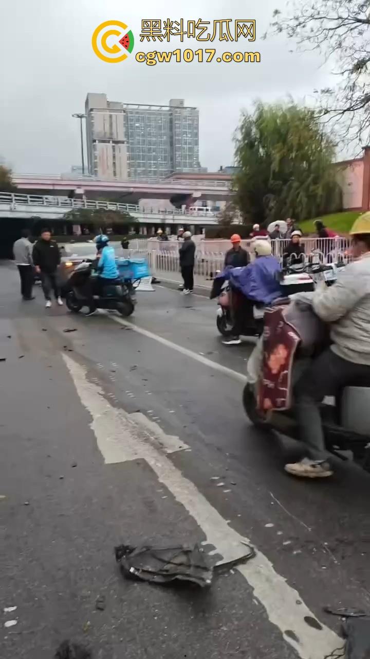 江苏南京中央门立交桥轿车猛冲入人行道,接连撞翻多辆电动自行车,多名行人受伤倒地昏迷,又是报复社会吗?