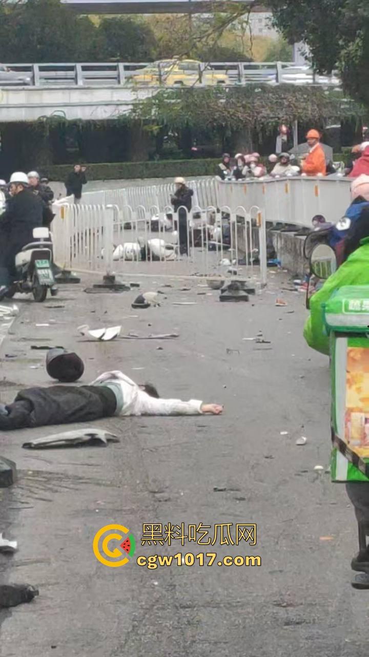 江苏南京中央门立交桥轿车猛冲入人行道,接连撞翻多辆电动自行车,多名行人受伤倒地昏迷,又是报复社会吗?