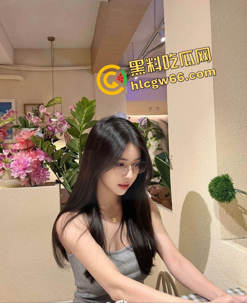 你以为是天生粉嫩?其实是鲍鱼打了三层滤镜,保养比你爱车还讲究,哥你操的是项目成果不是逼!