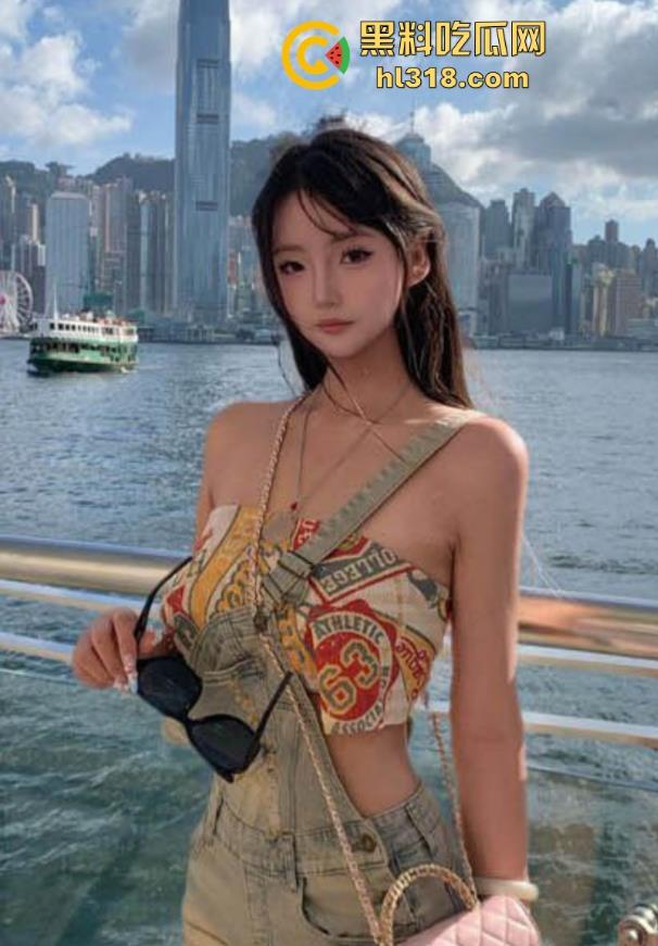 海角乱伦，跟我的刚上大学的表妹开房，尝试大胆酒店开门露出啪啪，白虎嫩穴被后入猛操，疯狂喷水！