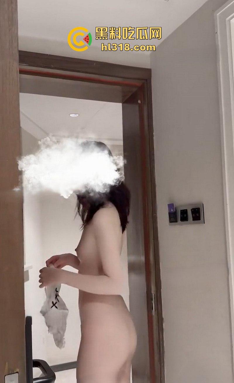 海角乱伦,跟我的刚上大学的表妹开房,尝试大胆酒店开门露出啪啪,白虎嫩穴被后入猛操,疯狂喷水!