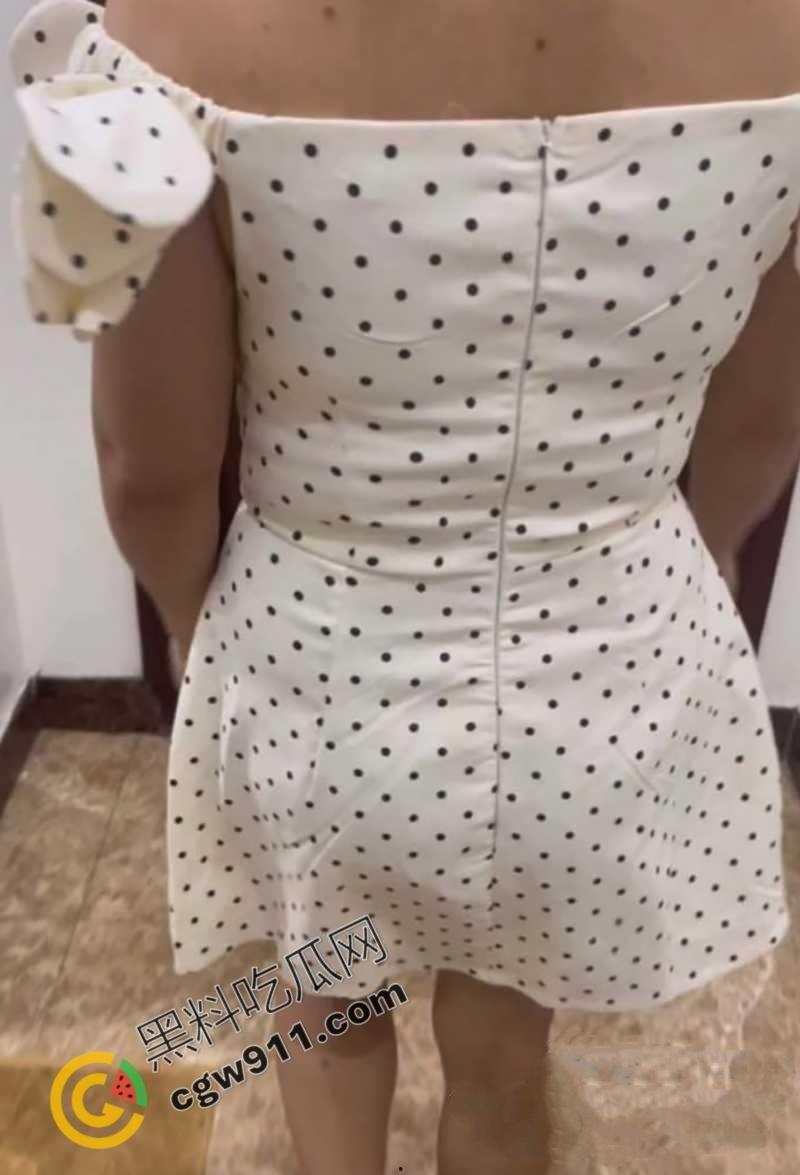 海角大神与小姨的禁忌交欢!趁小姨洗澡裸体的间隙,被肉棒诱惑,主动求操,对白露骨,场面超淫