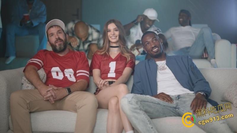 美国高颜值艳星【莫莉·利特尔】，金发尤物与6个黑人群P，白虎嫩穴被大黑屌猛插，排队轮交疯狂内射 ！