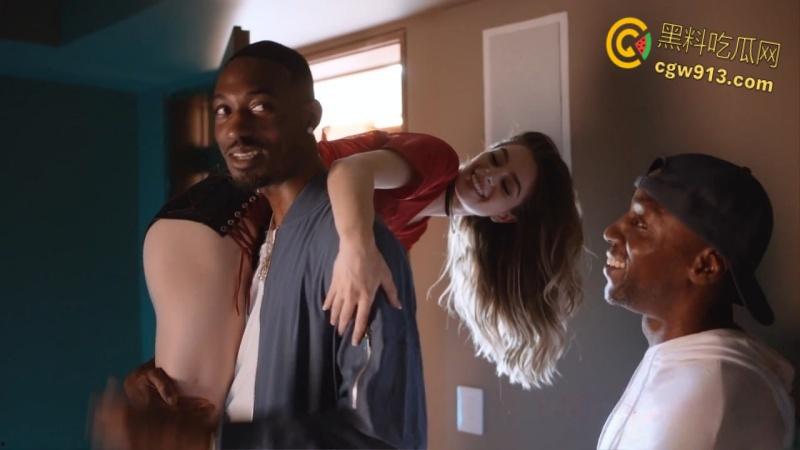 美国高颜值艳星【莫莉·利特尔】,金发尤物与6个黑人群P,白虎嫩穴被大黑屌猛插,排队轮交疯狂内射 !