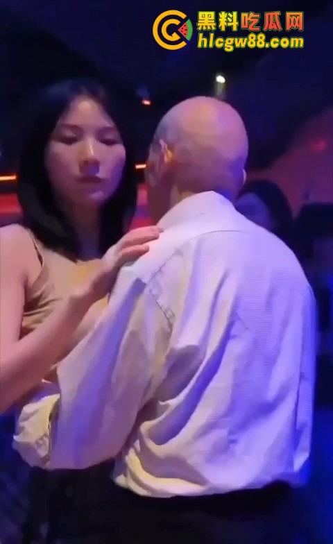 你大爷还是你大爷，退休不跳广场舞，直接拿退休金冲妹子，享受生活才是硬道理！