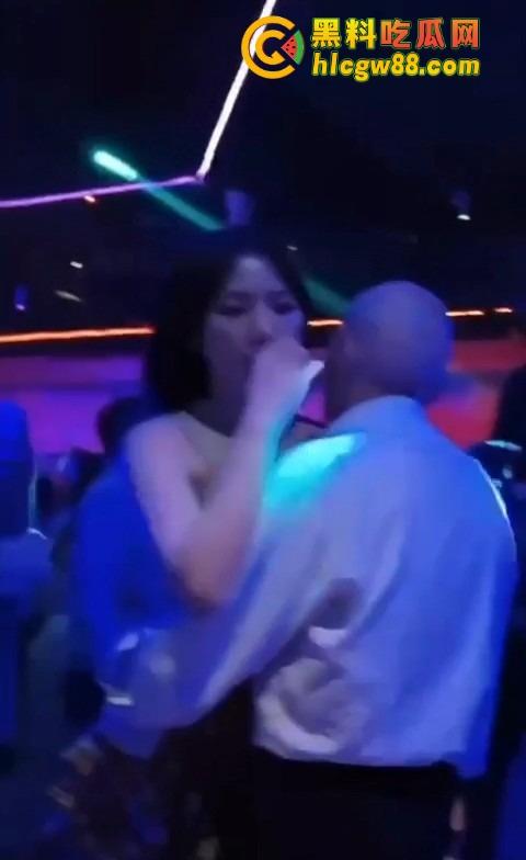 你大爷还是你大爷,退休不跳广场舞,直接拿退休金冲妹子,享受生活才是硬道理!