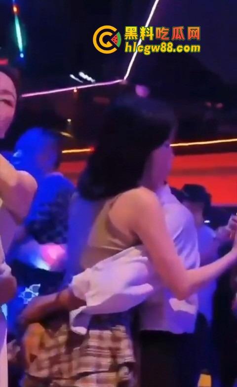 你大爷还是你大爷,退休不跳广场舞,直接拿退休金冲妹子,享受生活才是硬道理!