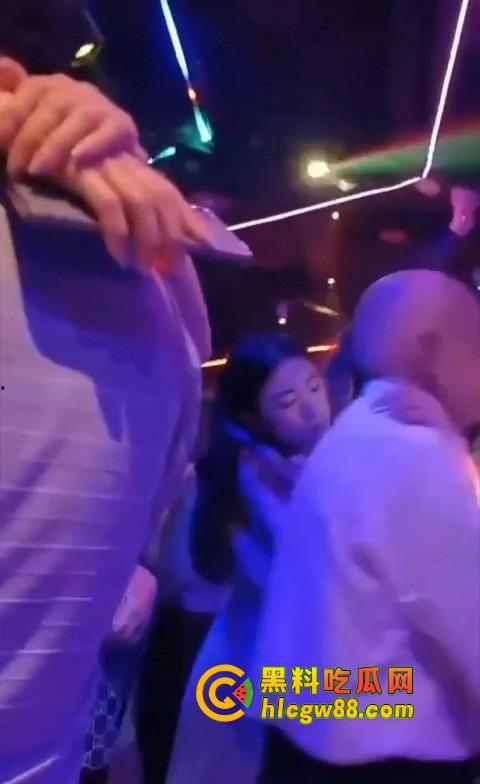 你大爷还是你大爷,退休不跳广场舞,直接拿退休金冲妹子,享受生活才是硬道理!