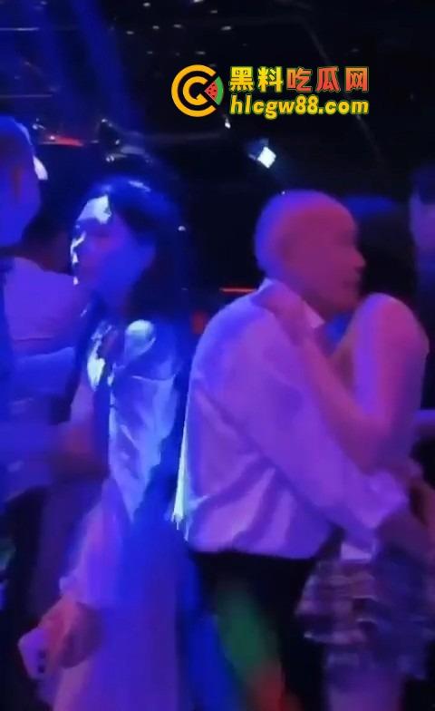 你大爷还是你大爷,退休不跳广场舞,直接拿退休金冲妹子,享受生活才是硬道理!