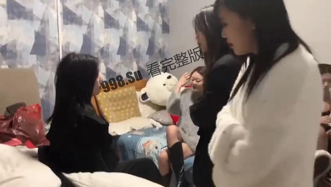 山东日照海乐迪 KTV 霸凌事件 黑衣女子被围殴 跪地磕头求饶