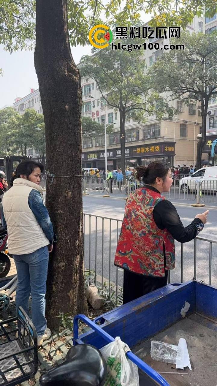 深圳福永桥头惊现亡命刀仔组团报复性随机砍人 死伤一片 还有4个在逃!