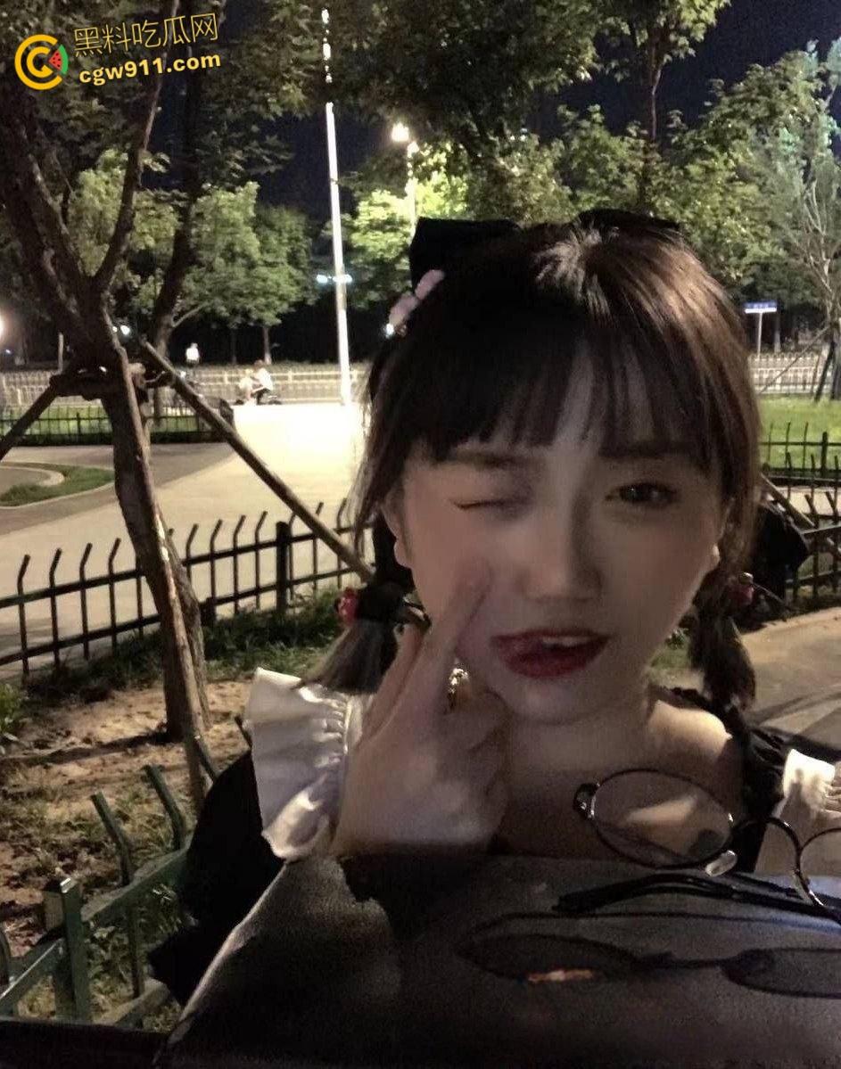 海南大学大二学妹【刘茜】,父母眼里的乖乖女,暑假出租房穿着情趣黑丝,被男友无套侧入猛干,淫叫声超级浪 !