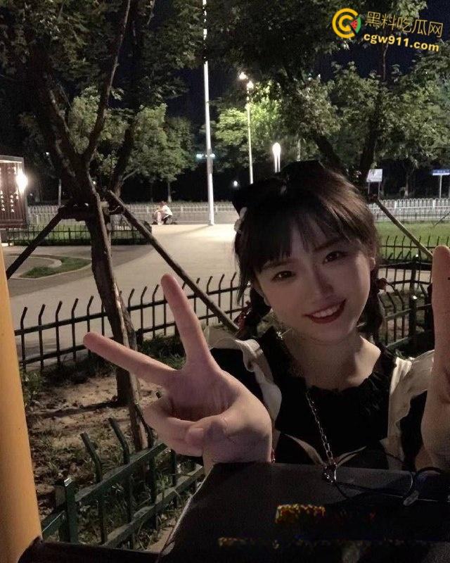 海南大学大二学妹【刘茜】,父母眼里的乖乖女,暑假出租房穿着情趣黑丝,被男友无套侧入猛干,淫叫声超级浪 !