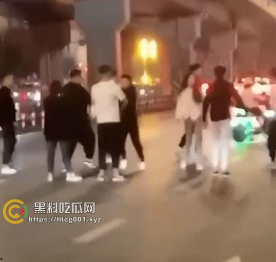 精神小伙战斗合集来了 国产小年轻群殴堪比古惑仔 现在的年轻人动起手真是不知道轻重