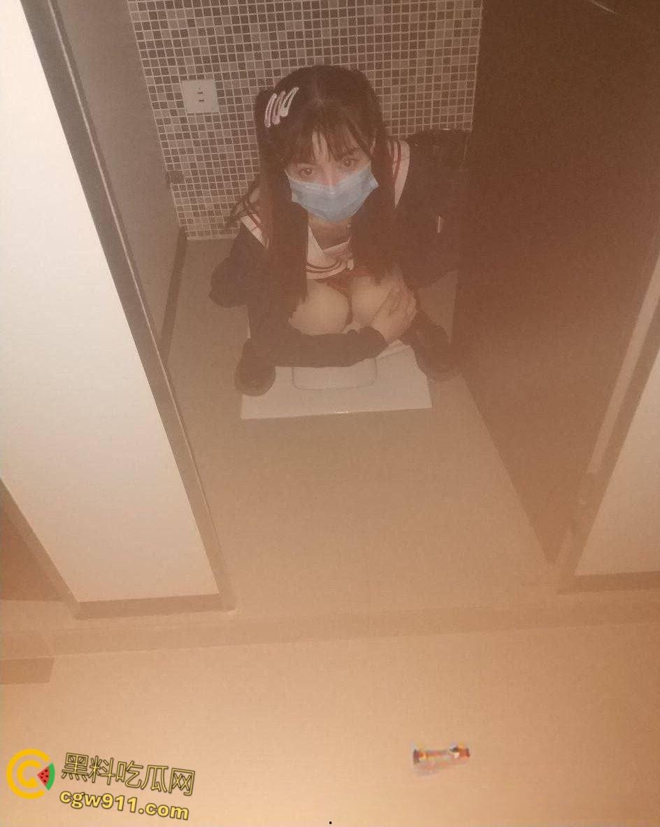 海南大学大二学妹【刘茜】,父母眼里的乖乖女,暑假出租房穿着情趣黑丝,被男友无套侧入猛干,淫叫声超级浪 !