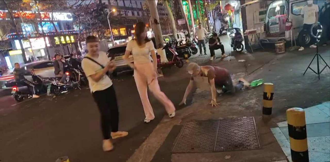 海口市 女子街头用链子牵爬行男事件 有人不做偏要做狗