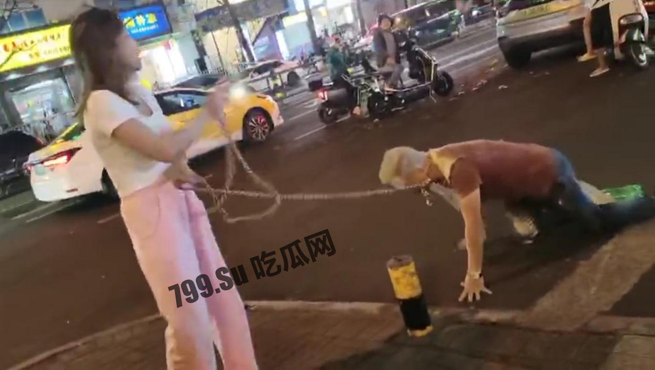 海口市 女子街头用链子牵爬行男事件 有人不做偏要做狗