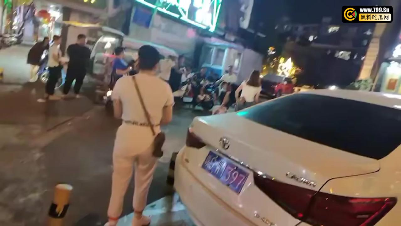 海口市 女子街头用链子牵爬行男事件 有人不做偏要做狗