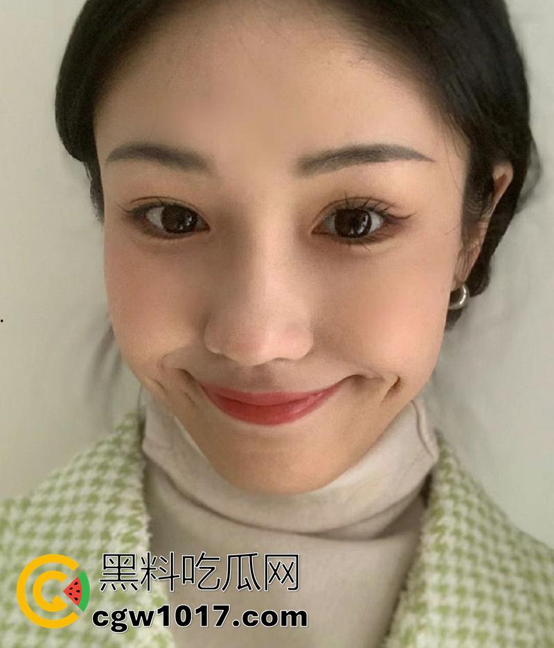 北京海淀职业技术学院【吴琇媮】，20岁高颜值嫩妹女神，一对啵啵摇摇欲坠，捧着杯子接主人尿后喝下，视频被曝光全校！