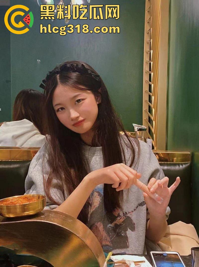 屌丝的女神富人的母狗,长腿校花【李慧子】,成为富二代脚下的淫骚母狗,酒店性爱自拍流出!