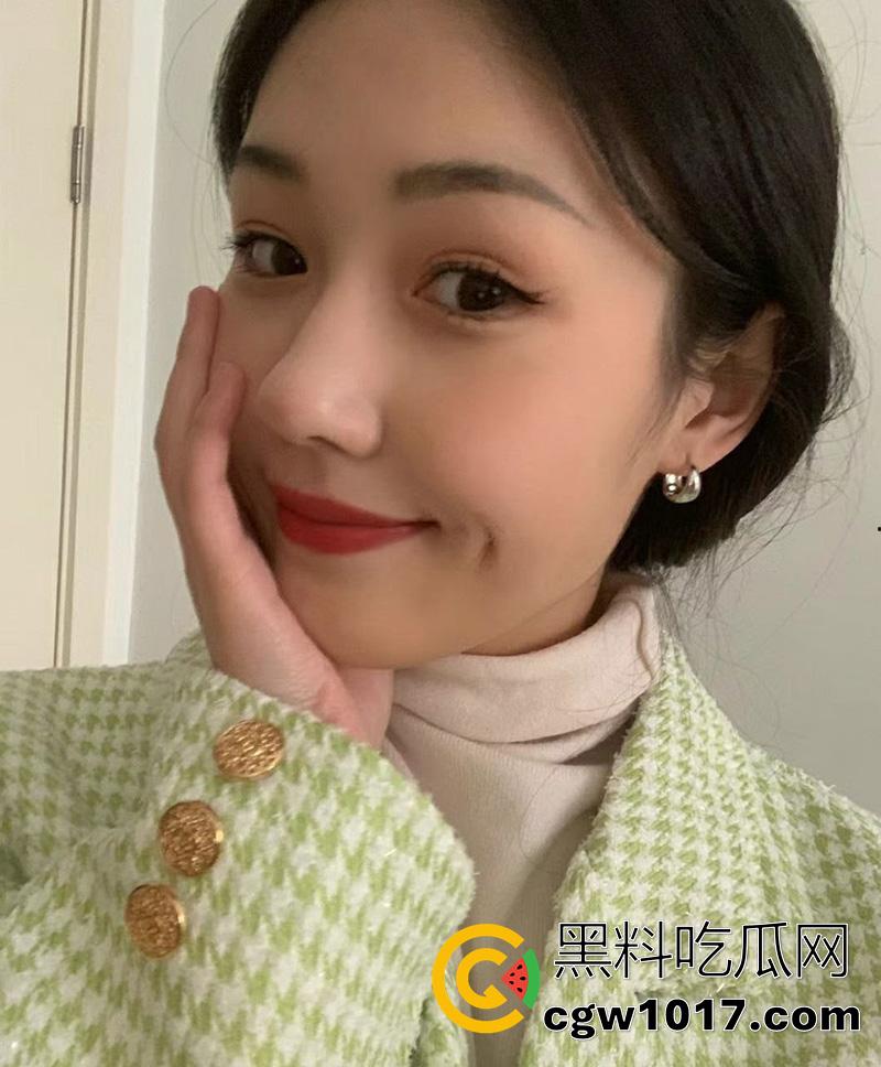 北京海淀职业技术学院【吴琇媮】,20岁高颜值嫩妹女神,一对啵啵摇摇欲坠,捧着杯子接主人尿后喝下,视频被曝光全校!