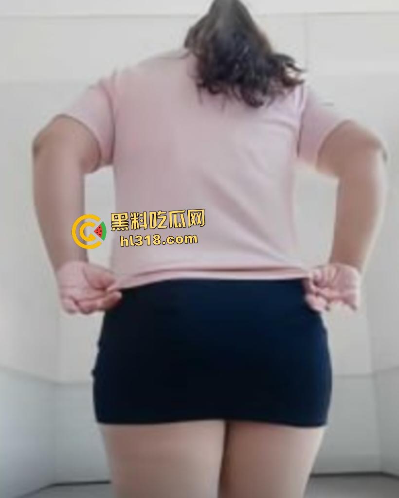 快手11.9万粉【微胖少妇】掰逼揉奶,肚子大得像个老孕妇,50岁老手自慰显露镜头敢自称少妇?