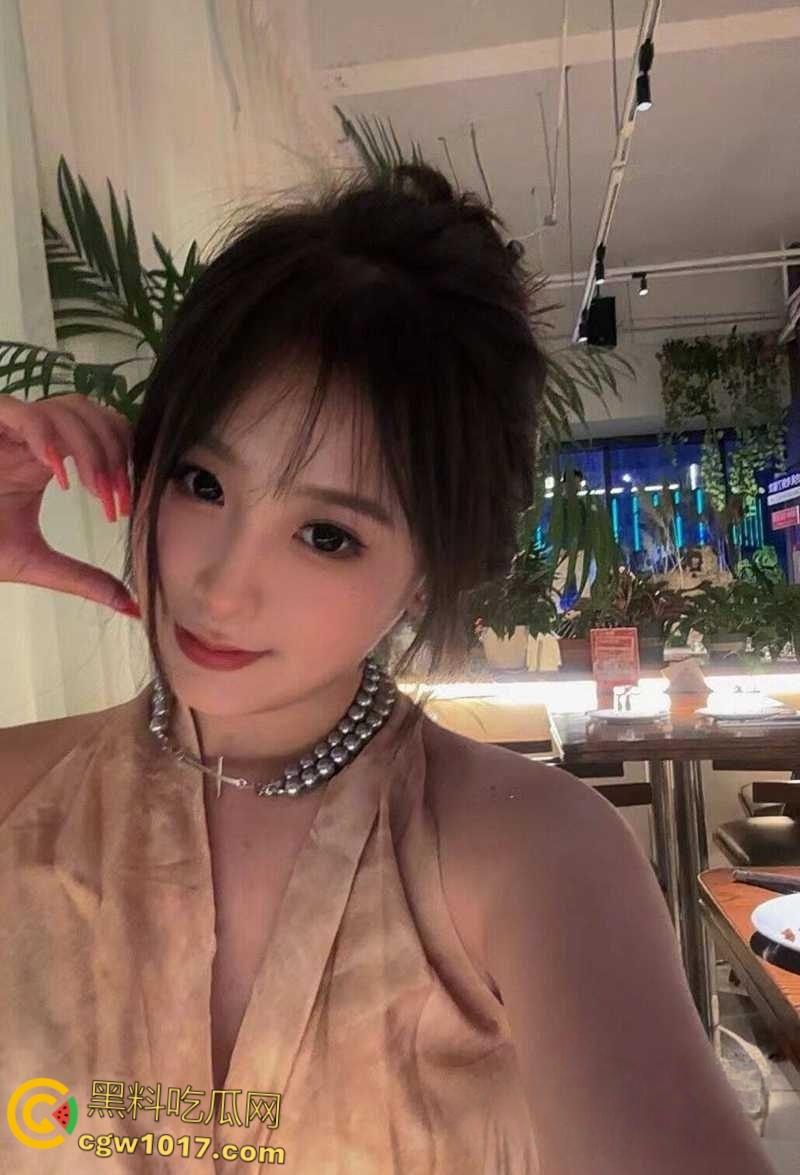 重庆小美女【王妍欣】，颜值堪比幼版杨幂，私下穿JK黑丝约炮后入，舔蛋撸管榨精，花活淫技赛东莞！