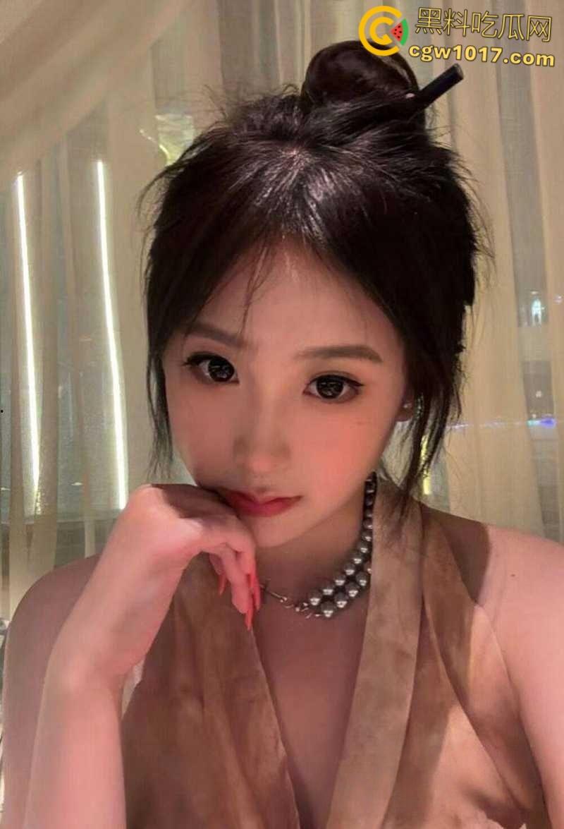 重庆小美女【王妍欣】,颜值堪比幼版杨幂,私下穿JK黑丝约炮后入,舔蛋撸管榨精,花活淫技赛东莞!